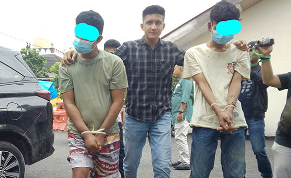 Sindikat Pencuri Tower BTS Lintas Provinsi Diringkus, Pelaku Merupakan Adik Kakak, Barang Curian Dijual ke Cianjur 1 DIGIRING— Dua tersangka pencurian tower BTS yang merupakan kakak adik,
digiring ke Mapolres Payakumbuh usai diamankan di kawasan Sungai Pua,
Kabupaten Agam, Jumat (8/12).