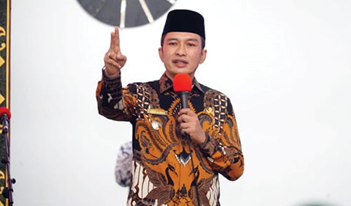 PEMBINAAN— Wawako Padang Ekos Albar saat membuka pembinaan anggota dan pengurus Majelis Taklim se-Kota Padang, Jumat (1/12).