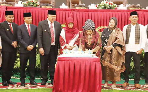 Ketua DPRD Pimpin Sidang Paripurna HJK Solok ke-53, Kota Solok Tunjukkan Kemajuan di Segala Bidang 1 PEMOTONGAN KUE— Ketua DPRD Kota Solok, Hj. Nurnisma dan didampingi Efriyon Coneng dan Bayu Kharisma selaku Wakil Ketua DPRD Kota Solok bersama Wali Kota Solok Zul Elfian dan jajaran Forkopimda, melakukan pemotongan kue sebagai simbol peringatan HJK Solok ke-53, Sabtu (16/12).