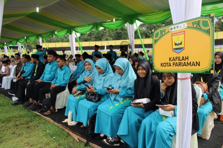 Tim Kafilah Tampil Memukau dengan Hoyak Tabuik di Ajang MTQN Tingkat Sumbar, Sekses Raih Peringkat 6 1 SUKSES—Kafilah Kota Pariaman saat sukses raih peringkat enam se Sumbar dalam MTQN ke-40 di Solsel.