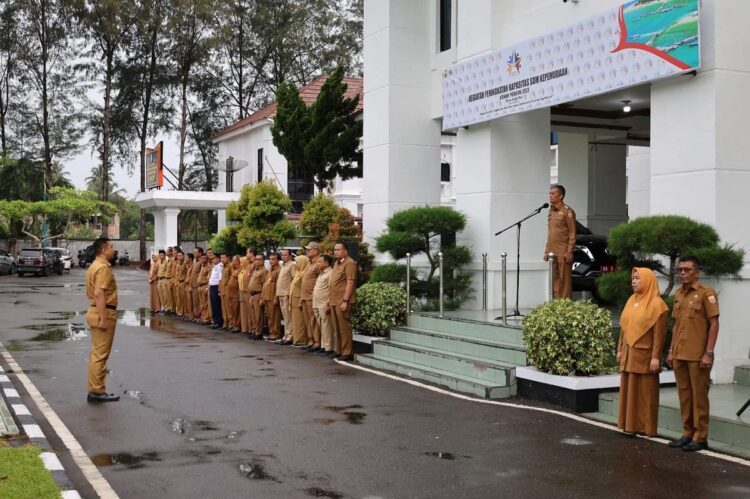 APEL GABUNGAN— Pj Wali Kota Pariaman Roberia memimpin apel gabungan ASN di lingkungan Pemko Pariaman. Pj wako berpesan pada Pemilu 2024, seluruh ASN harus netral dan tetap memberi pelayanan terbaik untuk masyarakat.