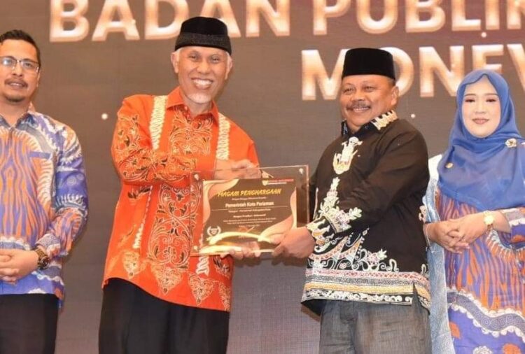 SERAHKAN PENGHARGAAN— Gubernur Sumbar Mahyeldi serahkan penghargan KIP pada Kepala Dinas Kominfo Kota Pariaman, Noviardi.