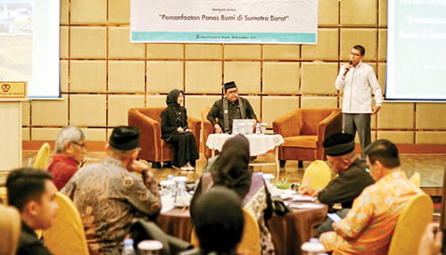 FGD Pemanfaatan Panas Bumi di Sumbar, Penggarapan Geothermal Harus dengan Semangat Gotong Royong 1 FGD— FGD pemanfaatan panas bumi di Sumbar dengan pemateri Guru Besar FEB Unand, Harif Amali Rivai dan Ketua Harian LKAAM Sumbar, Amril Amir, Kamis (30/11)