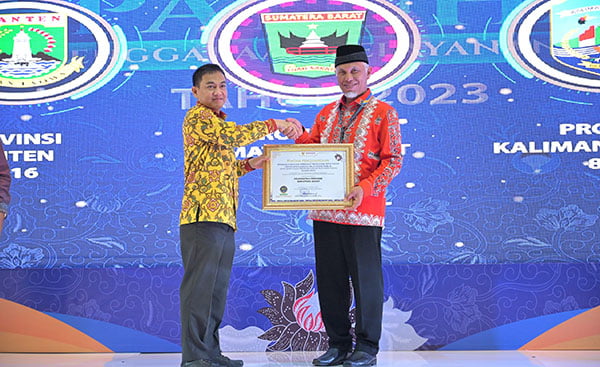 TERIMA PENGHARGAAN— Gubernur Sumbar, Mahyeldi Ansharullah menerima piagam penghargaan dari Anggota Ombudsman RI, 
Hery Susanto.