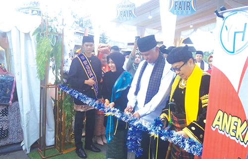 Payakumbuh Baralek Godang Sukses, Ribuan Warga Kota Tumpah Ruah Meriahkan Pesta Rakyat 1 GUNTING PITA—Gubernur Sumbar Mahyeldi, Pj. Wali Kota Payakumbuh, Jasman dan Anggota DPR RI Rezka Oktoberia menggunting pita tanda diremikannya Bagodang