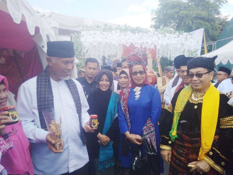 TINJAU—Gubernur Sumbar saat meninjau stan produk UMKM di acara Bagodang bersama Pj Wali Kota Jasman, Anggota DPR RI Rezka Oktoberia dan Ketua PKK Payakumbuh.
