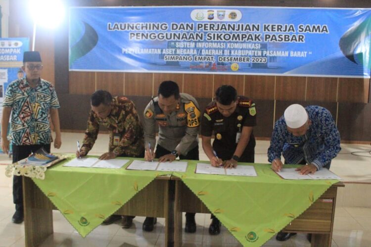 Selamatkan Aset Daerah, Gunakan Aplikasi Sikompak Lacak Aset 1 TEKEN KERJA SAMA— Kepala Kejaksaan Negeri Pasaman Barat M. Yusuf Putra, Bupati Pasbar Hamsuardi, Kapolres Pasbar AKBP Agung Basuki, Kepala BPN Pasbar Yunaldi teken kerja sama.