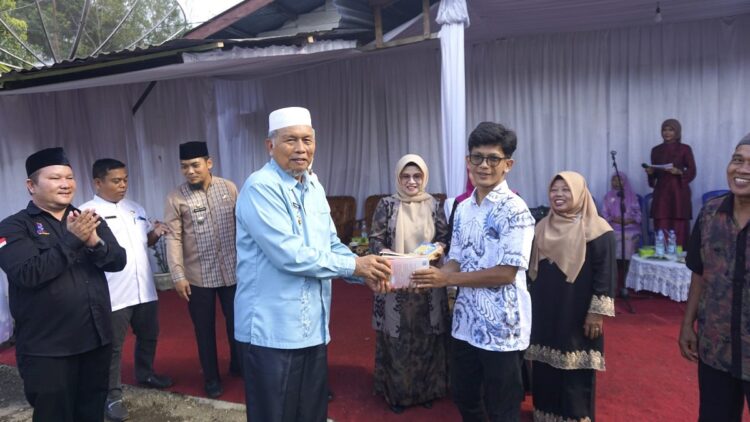 SERAHKAN BUKU— Bupati Pasaman Barat (Pasbar) Hamsuardi serahkan buku, saat peresmian rumah baca pelajar, di Rumah Baca Pelajar Suko Mananti, Kecamatan Pasaman.