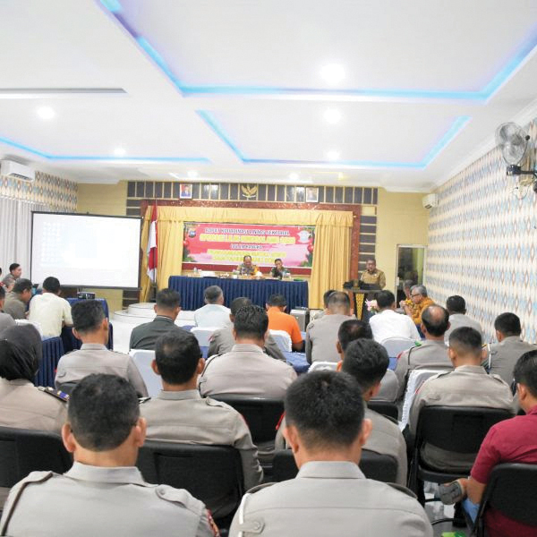 Rakor Ops Lilin Singgalang 2023, Rahman: Menjaga Keamanan Bukan Hanya Tugas Polri 1 RAKOR— Asisten I Setda Agam, Rahman menghadiri rakor Operasi Lilin Singgalang tahun 2023, di Aula Wibisono Kantor Mapolres Agam,
Selasa (19/12).