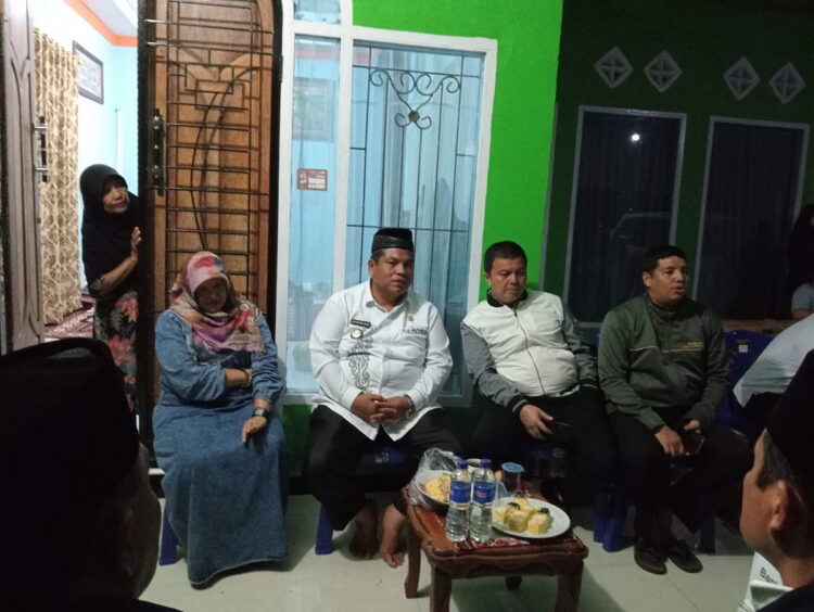 KUNJUNGI PEMONDOKAN KAFILAH— Bupati Suhatri Bur saat melakukan kunjungan ke arena MTQN  Tingkat Sumbar dan pemondokan kafilah, didampingi Kabag kesra Mirwan Kani dan Kadis Kominfo Solok Selatan Firman.