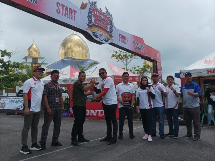 Honda Hayati Sukses Gelar Honda One Make Race 2023 1 SUKSES— PT.Hayati Pratama Mandiri (HPM) selaku Main Dealer Sepeda Motor Honda Sumatera Barat sukses menggelar balapan Honda One Make Race (OMR) Sumatera Barat 2023.