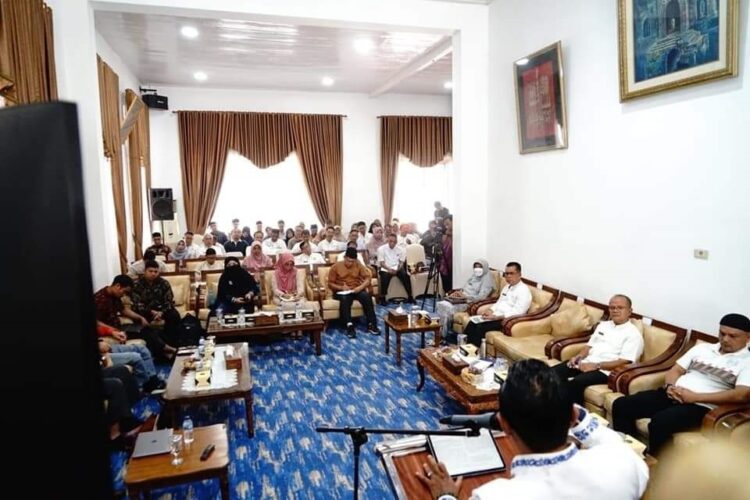 High Level Meeting KLHS-RPJPD 2025-2045, Pastikan Prinsip Pembangunan Berkelanjutan dan Terintegrasi 1 SAMBUTAN— Bupati Eka Putra memberi sambutan saat kegiatan High Level Meeting KLHS-RPJPD 2025-2045.