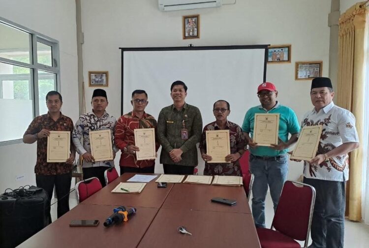 LIHATKAN—Inspektur Hendra Aswara menyerahkan LHP kepada Walinagari.