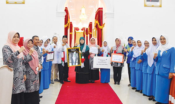 DONASI UNTUK PALESTINA— Istri Gubernur Sumbar, Ny Harneli melakukan penyerahan donasi kepada Komite Nasional untuk Rakyat Palestina (KNRP), Rabu (13/12) di Istana Gubernur Sumbar, Jalan Sudirman, Kota Padang.