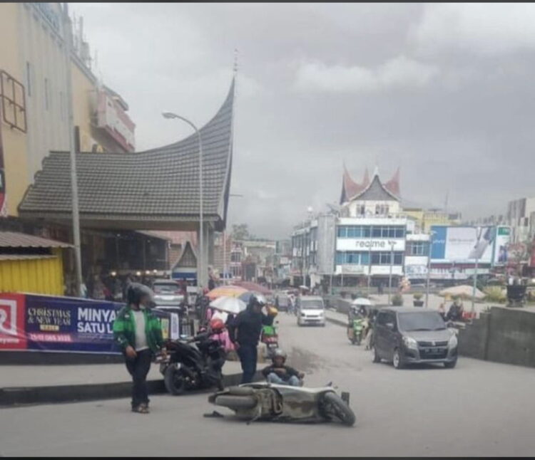 Hujan Abu Erupsi Marapi, Wako Bukittinggi Minta Warga tidak Keluar Rumah 1 HUJAN ABU— Hujan abu dan material bebatuan akibat dari peristiwa erupsi Gunung Marapi yang terjadi Minggu (3/12) siang memenuhi permukaan wilayah Kota Bukittinggi khususnya di jalanan.
