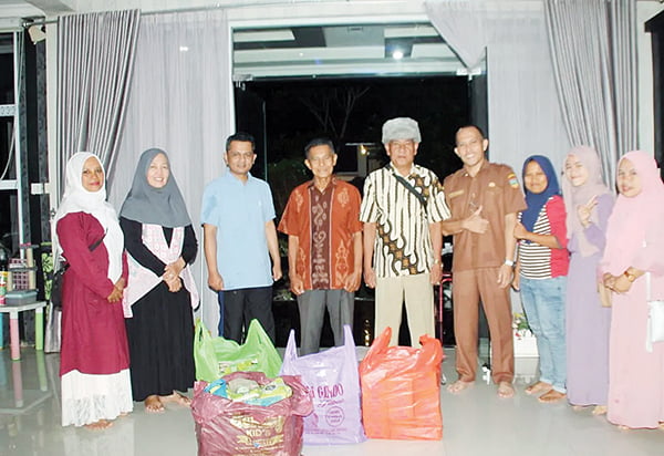 PEMBERIAN BEKAL— IKAS Solsel mendukung kafilah Bukittinggi yang berlaga di ajang MTQ ke-40 tingkat Provinsi Sumbar dengan mendatangi pemondokan kafilah dan memberikan bekal.