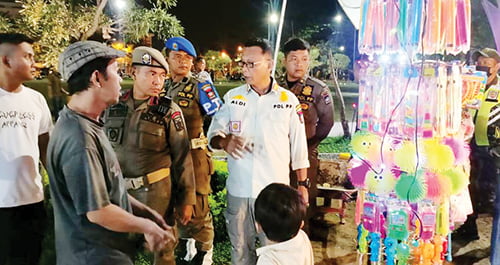TEGURAN— Satpol PP Padang melakukan penegerun terhadap PKL yang berjualan di Galanggang Balaikota Padang.