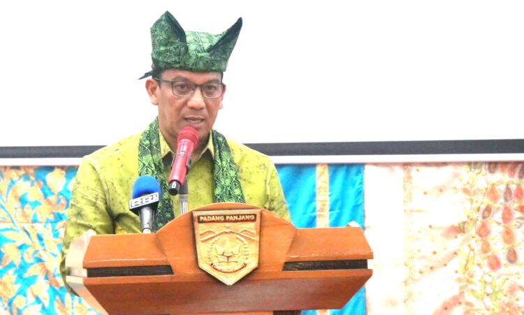 HJK Padangpanjang ke-233, Pj Wako Sonny Budaya Putra: Maknai HJK Sebagai Spirit Menjawab Tantangan Masa Depan 1 BERPIDATO— Pj Wali Kota Padangpanjang Sonny Budaya Putra menyampaikan pidato
HJK Padangpanjang ke 233.