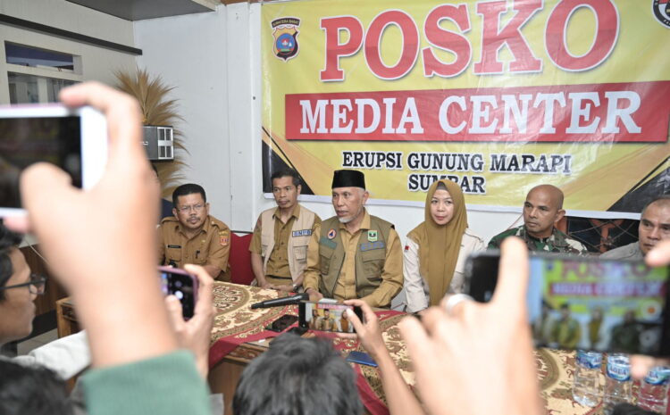 MENINJAU— Gubernur Mahyeldi saat meninjau proses evakuasi korban erupsi Gunung Marapi dari Posko Erupsi Batu Palano di Kabupaten Agam.