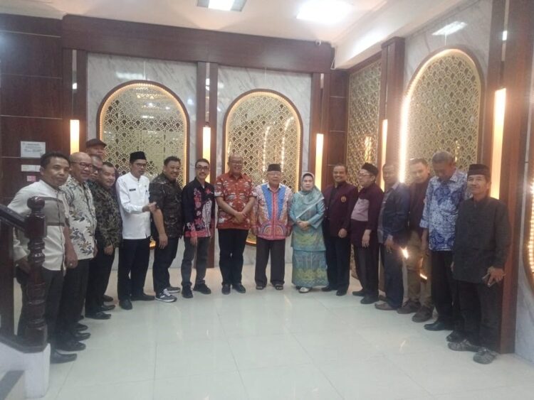 Unes Padang Jalin Kerja Sama dengan DPRD Sumbar, Tingkatan Kualitas SDM di DPRD Sumbar 1 BERKUNJUNG— Jajaran pengurus Yayasan Perguruan Tinggi Indonesia (YPTI) dan Rektor Universitas Ekasakti (Unes) berkujung ke DPRD Provinsi Sumatera Barat.
