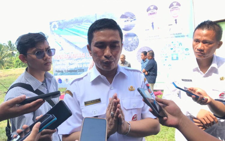 Usai Rico Mundur sebagai Dirut Perumda PSM, Wawako: Siapkan Pengganti, Dilantik di Tangan Pj Wako 1 KETERANGAN— Wakil Wali Kota Padang Ekos Albar memberikan keterangan kepada wartawan terkait mundurnya Dirut Perumda PSM Rico Rahmadian Albert, usai peresmian lokasi pembangunan TPST-RDF di TPA Aiadingin, Kecamatan Kototangah, Rabu (13/12).
