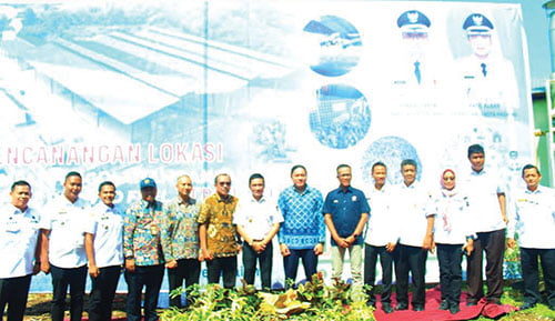 Wawako Resmikan Lokasi TPST-RDF di TPA Aie Dingin, Habiskan Anggaran Rp128 Miliar, September 2024 Tuntas 1 PENCANANGAN LOKASI TPST-RDF— Wawako Padang Ekos Albar berfoto bersama dengan jajaran Kementerian PUPR, Menkomarves, Direktur Operasi PT Semen Padang Indrieffuonny Indra, saat meresmikan pembangunan lokasi TPST-RDF di TPA Aiadingin, Kecamatan Kototangah, Rabu (13/12).