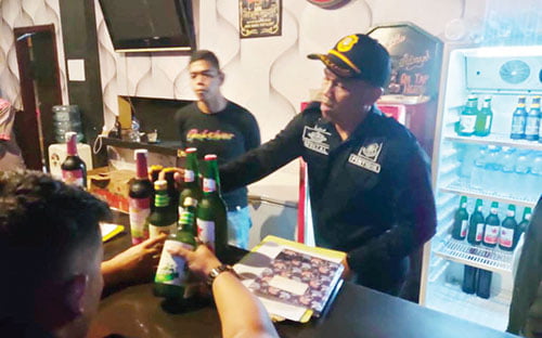 TIDAK MILIKI IZIN— Tim gabungan dari Satpol-PP, SK-4, Dinas Pariwisata, Dinas Perdagangan dari sejumlah tempat usaha, Kamis (14/12) malam. Puluhan botol minol tersebut diamankan karena tidak memiliki izin resmi dari Pemko Padang.