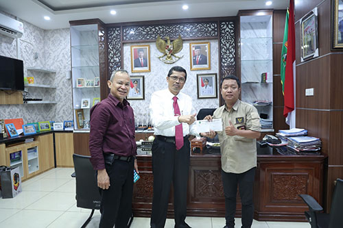 MENERIMA KUNJUNGAN--Sekretaris DPRD Sumatera Barat Raflis, SH.MM ketika menerima kunjungan Muhammad Rusli Pembina Pramuka Tuna Rungu Kwartir Ranting Makasar.