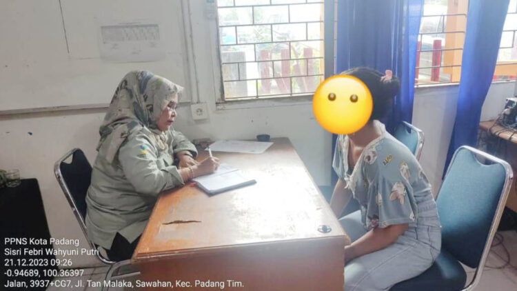 DISERAHKAN KE DINSOS— Dua wanita yang diamankan Satpol PP Padang beberapa waktu lalu, di salah satu penginapan di kawasan Padang Barat, akhirnya dikirim ke Dinas Sosial (Dinsos) Kota Padang untuk diberikan pembinaan, Jumat (22/12).