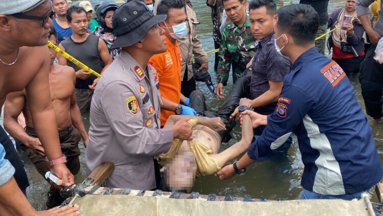 Hilang Semalaman, Melki Ditemukan Tewas di Sungai 1 PENEMUAN MAYAT— Warga bersama Polisi mengevakuasi mayat laki-laki yang ditemukan di aliran Sungai Lubuk Minturun Padang.