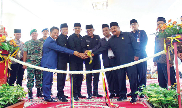 RUANG SIDANG BARU— Sejumlah pimpinan DPRD dan anggota dewan bersama Wako Padang Hendri Septa, meninjau ruang sidang paripurna yang baru, usai peresmian.