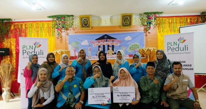 Jelang Akhir Tahun 2023, PT PLN Indonesia Power UPK Ombilin Luncurkan Dana TJSL 1 BANTUAN—Penyerahan Bantuan Dana TJSL dari PT. PLN IP UPK Ombilin kepada Ketua UMKM Ole-Ole Faiz Susilawati.