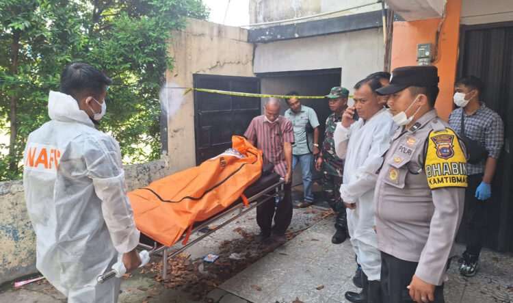 PENEMUAN MAYAT— Polisi mengevakuasi mayat pria lansia yang ditemukan telentang 
di atas sofa dengan kondisi muntah darah.