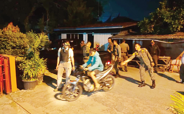 Motor dan 8 Remaja Pelaku Balap Liar Diamankan 1 BALAP LIAR— Remaja yang terlibat aksi balap liar di kawasan pertantoran Balaikota Aiepacah, diamankan petugas Satpol PP, Selasa (26/12) malam. Selain pelaku, sebanyak 8 unit motor juga berhasil diamankan sebagai barang bukti.