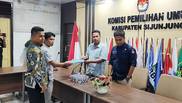 Anggota PPK Diduga Dipaksa Mundur Pascamelahirkan, Aliansi Pemuda dan Mahasiswa Kirim Laporan ke KPU dan Bawaslu Sijunjung 1 ANTARKAN LAPORAN— Sejumlah pemuda dan aktifis mahasiswa mengantarkan laporan adanya dugaan perundungan dan intimidasi terhadap salah seorang Panitia Pemilihan Kecamatan (PPK) dari KPU Sijunjung, Selasa (19/12).