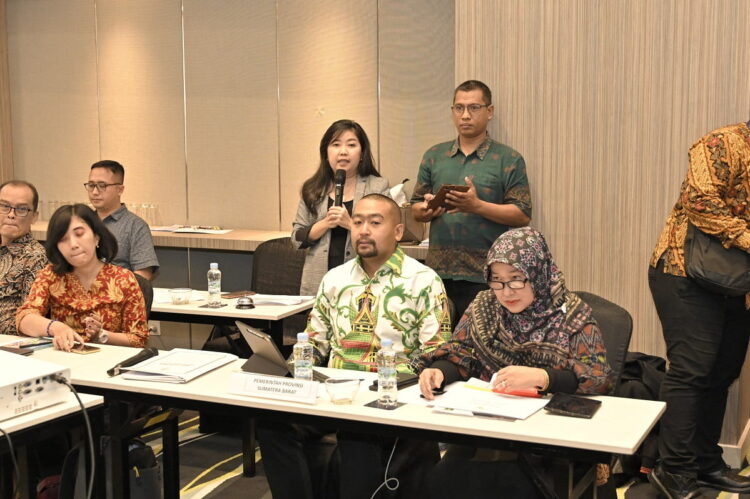 UJI PUBLIK—Wagub Sumbar, Audy Joinaldy telah melakukan presentasi dengan lancar, saat Uji Publik KIP yang digelar Komisi Informasi (KI), Kamis (30/11) di Hotel Mercure Kemayoran Jakarta.