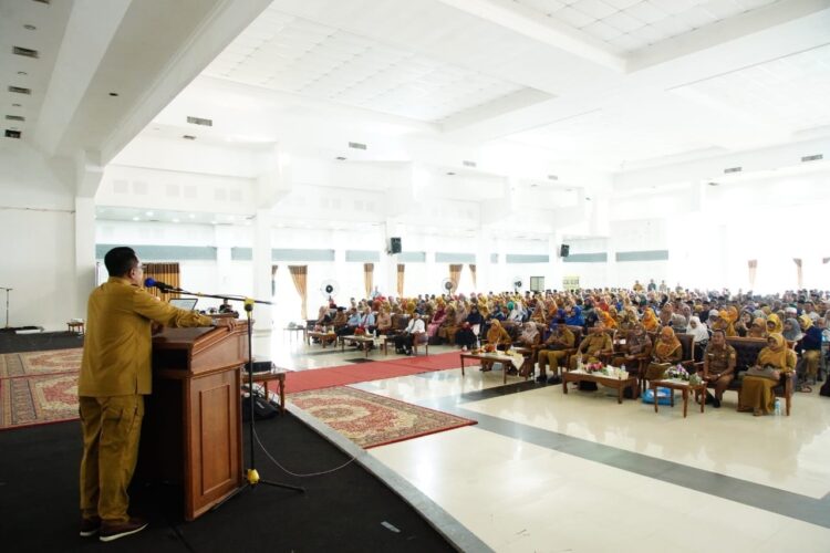 SOSIALISASI— Bupati Eka Putra ketika membuka sosialisasi Perpres Nomor 87 Tahun 2016 tentang Satgas Saber Pungli, bagi kepala sekolah, guru dan komite sekolah se-Kabupaten Tanah Datar, Selasa (19/12) di Gedung Maharajo Dirajo Batusangkar.