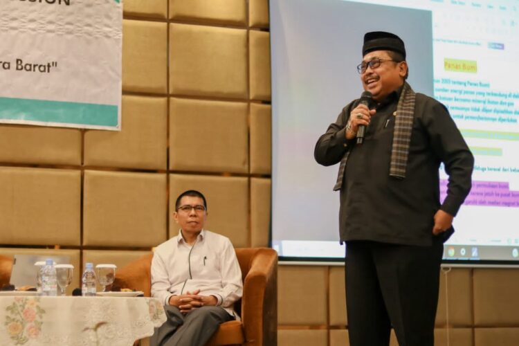 PEMATERI— Ketua Harian LKAAM Sumbar Amril Amrin bersama Guru Besar Fakultas Ekonomi Universitas Andalas, Harif Amali Rivai saat menjadi pemateri dalam FGD beberapa waktu yang lalu.