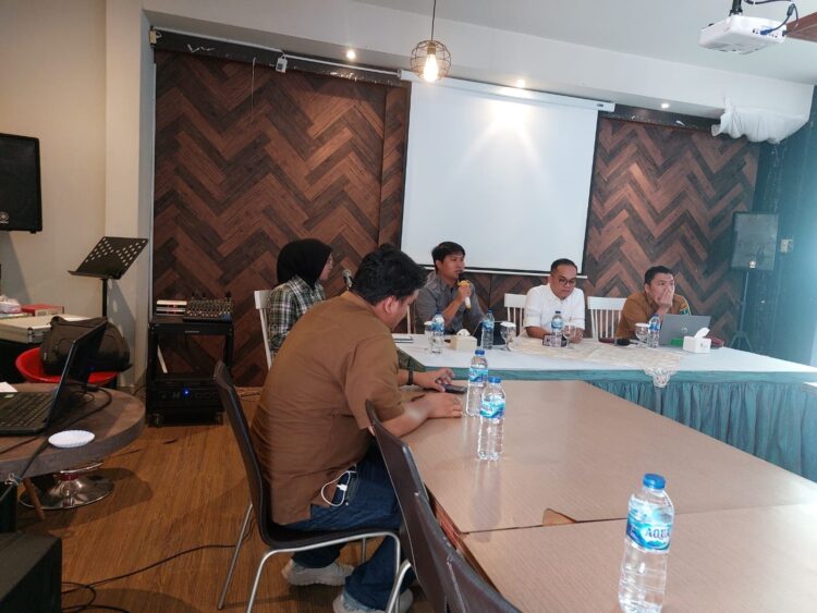 Diskusi Media— Narasumber memaparkan materi saat Diskusi Media bertajuk “Tantangan Investasi dan Pembangunan Ekonomi di Sumbar”, Selasa (19/12) di salah satu rumah makan di Kota Padang.