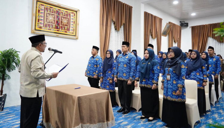 Bupati Eka Putra: Jangan Pernah Lelah Melayani Masyarakat 1 LANTIK—Bupati Tanah Datar Eka Putra, SE, MM saat melantik sebanyak 6 (enam) Pejabat Perpindahan dari Jabatan Lain (PJL).