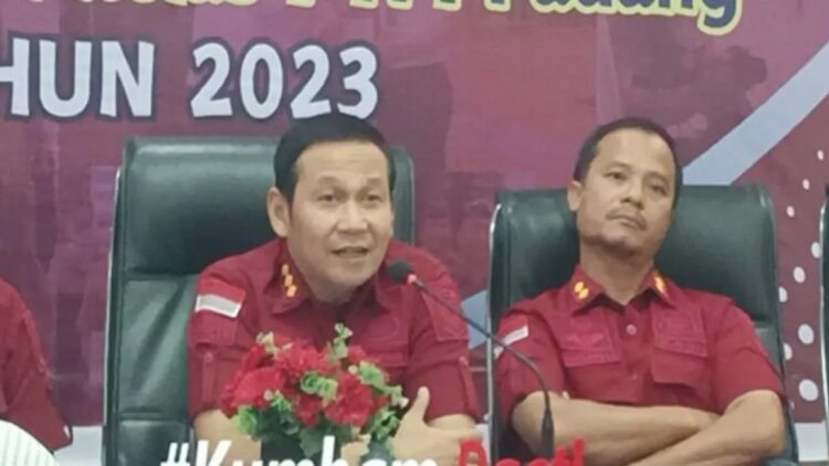 JUMPA PERS— Kepala Kantor Imigrasi TPI Padang, Tedi Hartadi Wibowo saat jumpa pers di Padang, Kamis, (28/12).