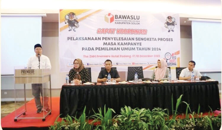 RAPAT KOORDINASI— Ketua Bawaslu Sumbar Alni menghadiri rakor pelaksanaan penyelesaian sengketa proses masa kampanye pada Pemilu 2024, yang diadakan oleh Bawaslu Kabupaten Solok, 17-18/12.