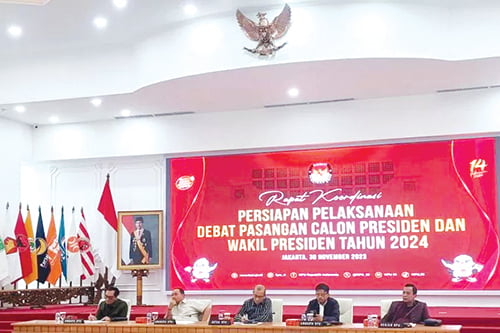 Kantor KPU RI jadi Lokasi Debat Pertama Capres-Cawapres 2024 1 RAPAT KOORDINASI— Ketua KPU RI Hasyim Asy’ari (tengah) dalam Rapat Koordinasi Persiapan Debat Pasangan Capres-Cawapres Tahun 2024 di Kantor KPU, Jakarta, Kamis (30/11).