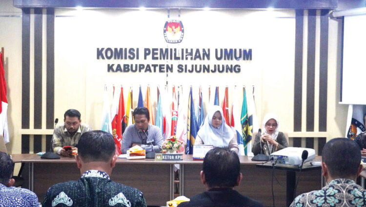 KPU Sijunjung Akan Rekrut Ribuan KPPS dan Linmas, Surat Keterangan Sehat Jadi Syarat Penting 1 SOSIALISASI— Ketua dan Komisioner KPU Kabupaten Sijunjung saat menggelar sosialisasi beberapa waktu yang lalu.