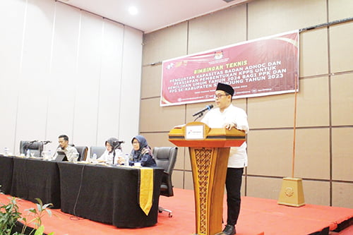 Bekali PPK dan PPS, KPU Sijunjung Gelar Bimtek Penguatan Badan Adhoc Jelang Pemilu 2024 1 BIMTEK— Ratusan PPK dan PPS di Kabupaten Sijunjung dibekali Bimtek penguatan badan Adhoc yang dihadiri oleh Komisioner KPU Sumbar, Ory Sativa Syakban, Rabu (6/12).