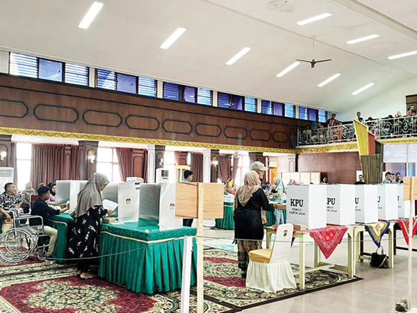 PEMUNGUTAN SUARA— KPU Sijunjung menggelar simulasi pemungutan dan penghitungan suara Pemilu 2024. Simulasi yang diadakan di Gedung Pancasila Muaro, Selasa (26/12) itu bertujuan untuk mempersiapkan dan menguji pelaksanaan Pemilu pada 14 Februari 2024 nanti.