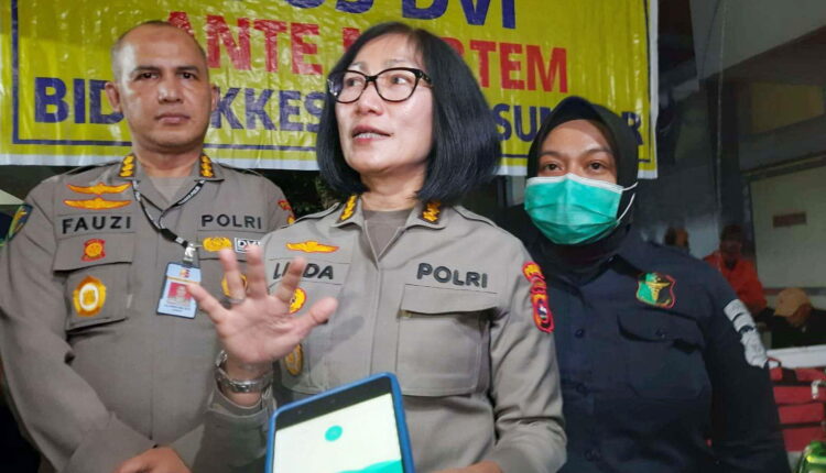 BERI KETERANGAN— Kabiddokkes Polda Sumatera Barat Kombes Pol drg Lisda Cancer saat memberikan keterangan pers.