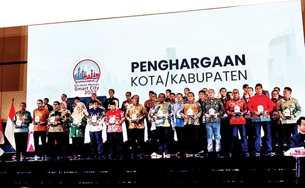 Agam Raih Penghargaan Smart City 2023 dari Kemenkominfo RI 1 TERIMA PENGHARGAAN— Bupati Agam Andri Warman bersama sejumlah Kepala Daerah penerima penghargaan Smart City 2023 dari Kemenkominfo RI, Kamis (7/12).