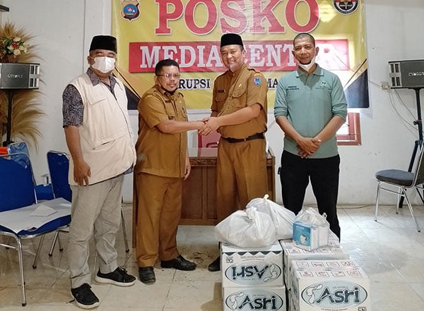 Pemko Payakumbuh, Salurkan Bantuan di Posko Bencana Erupsi Gunung Merapi 1 SERAHKAN—Kadis Sosial Irwan Suwandi saat menyerahkan bantuan tanggap darurat