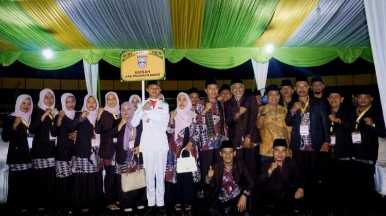 MTQ Nasional Ke-40 Tingkat Sumbar di Solsel, Risnawanto: Kafilah Pasbar harus terus Semangat 1 FOTO BERSAMA— Wakil Bupati Pasaman Barat Risnawanto bersama Ketua GOW Fitri Risnawanto hadir dalam pembukaan MTQ tingkat Sumbar ke-40 di Solsel.